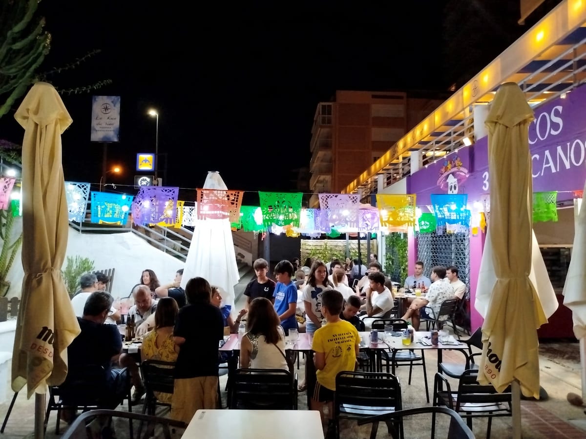 Interior de TACOS 3 MEXICANOS, restaurante mexicano en Benicasim, Castellón de la Plana, con platos como tacos y enchiladas — foto oficial del restaurante.