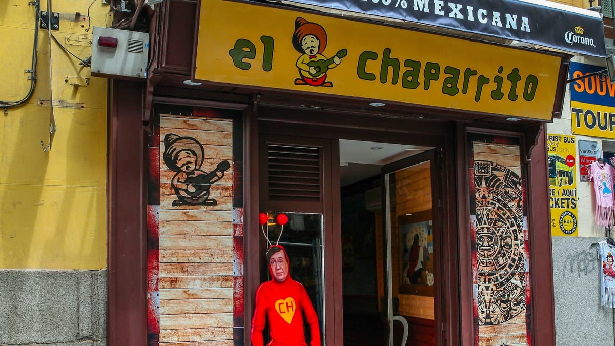 Taqueria El Chaparrito Madrid, restaurante mexicano auténtico en Calle Mayor, Centro, con decoración colorida y lámparas de mariachi — foto oficial del restaurante