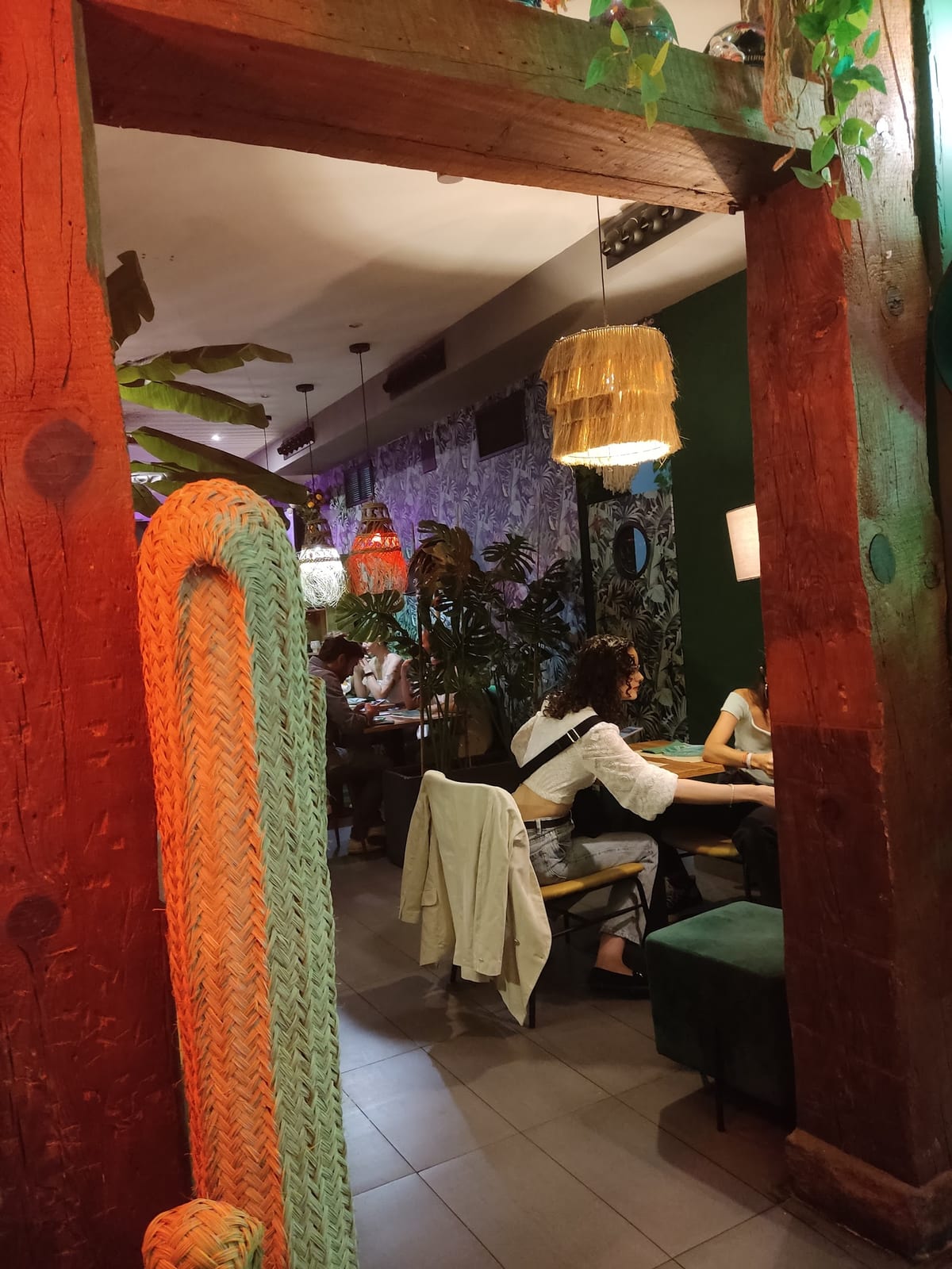 Interior acogedor de Taquería Tacoctelería en Malasaña, Madrid, con platos mexicanos como tamales y tacos, y cócteles artesanales — foto oficial del restaurante.