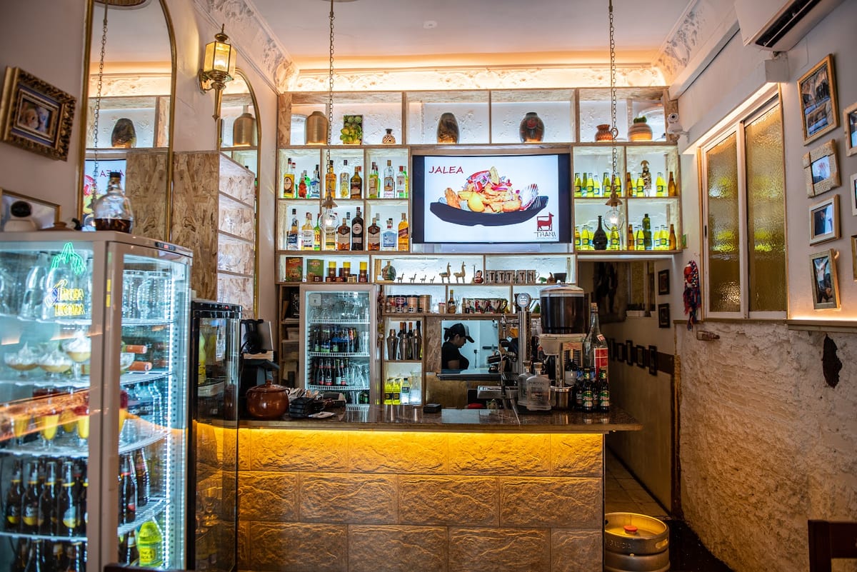 Ceviche mixto fresco de Thani Cevicheria en Denia, con pescado y mariscos peruanos — foto oficial del restaurante.