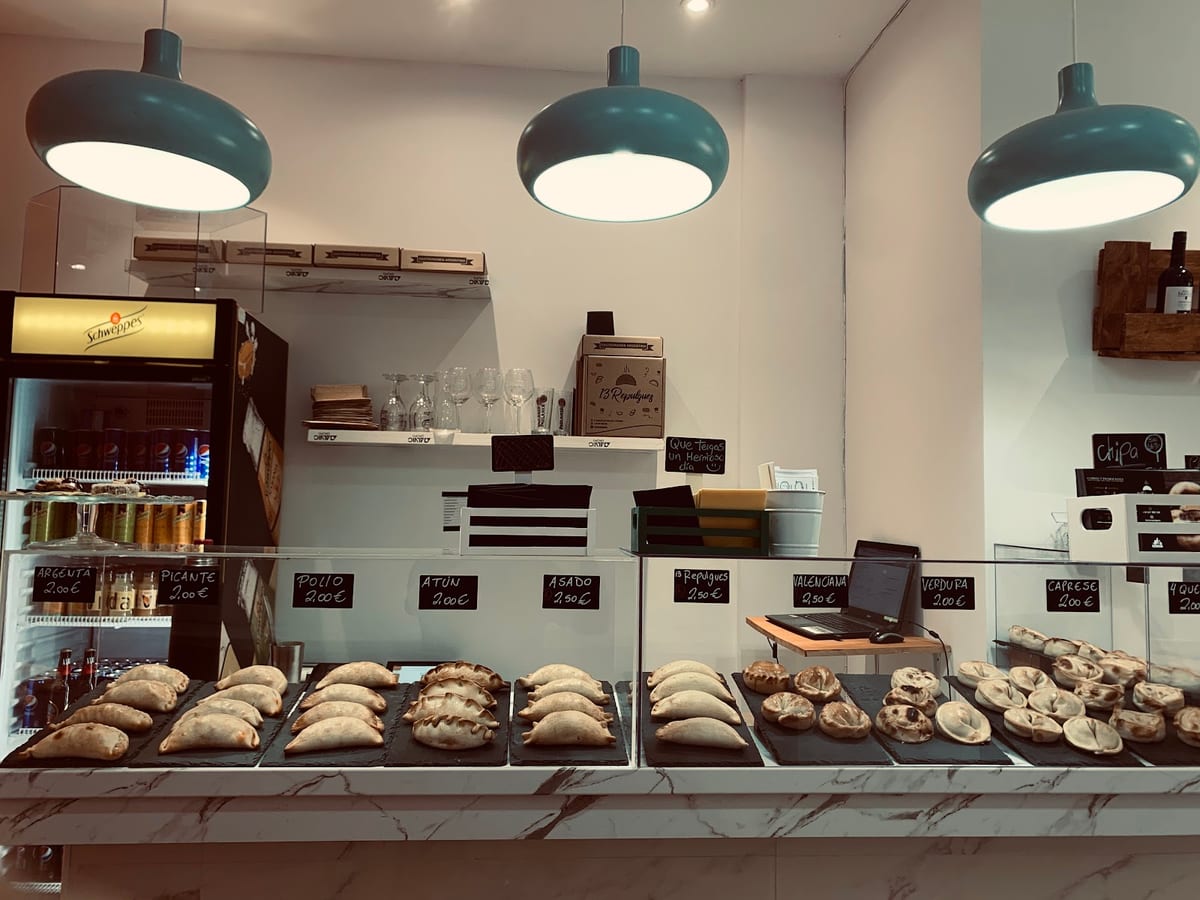 Interior de Trece Repulgues, restaurante argentino en Valencia, con mesas y ambiente acogedor, ideal para disfrutar de empanadas y asado — foto oficial del restaurante.