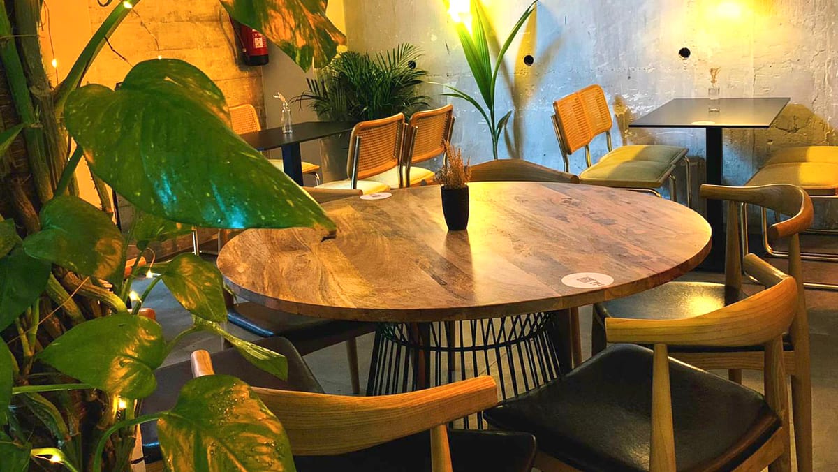 Interior de Tropicalista Cocina Brasileña en Madrid Centro, con ambiente vibrante y platos típicos brasileños como feijoada y caipirinha — foto oficial del restaurante.
