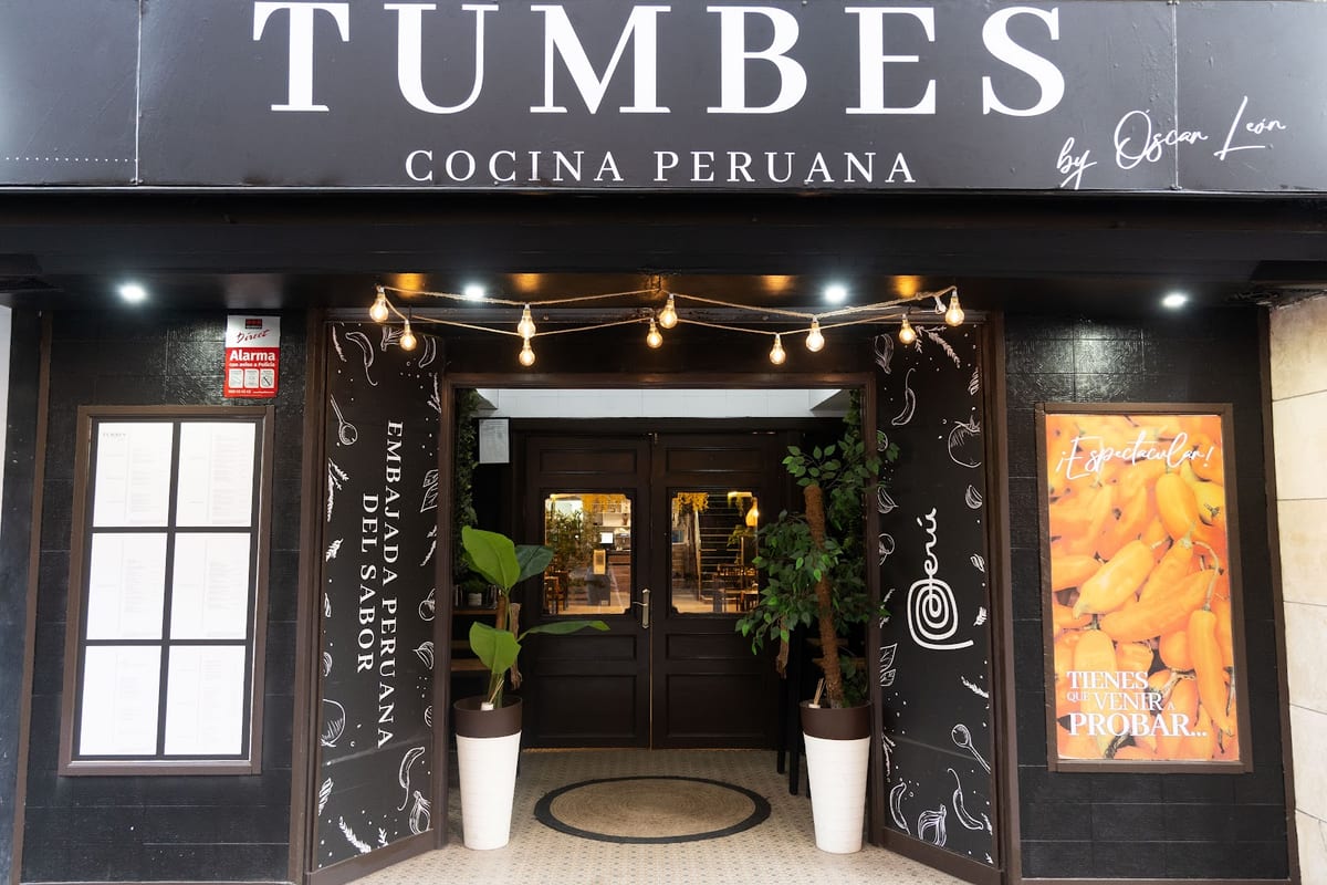 Platos típicos de TUMBES Cocina Peruana en Denia, incluyendo ceviche, lomo saltado y ají de gallina — foto oficial del restaurante.