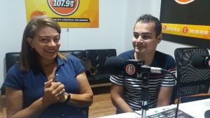Carmen Lira y Vicente Tomás en los estudios de Latinos FM.
